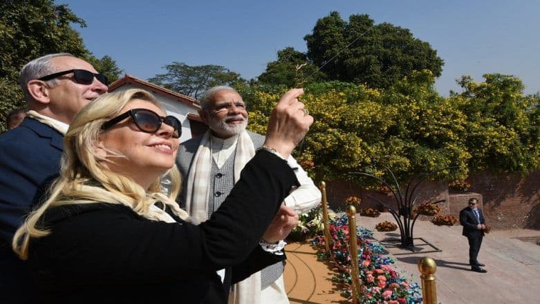 Narendra Modi Introduces Benjamin Netanyahu And Sara to Kite-Flying: Indian PM Gives a Quick Lesson at Ahmedabad Narendra Modi Introduces Benjamin Netanyahu And Sara to Kite-Flying: Indian PM Gives a Quick Lesson at Ahmedabad