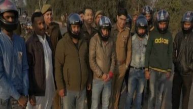 Jammu & Kashmir: Policemen's Attempt of Distributing Helmets to Bikers is Heart-Warming