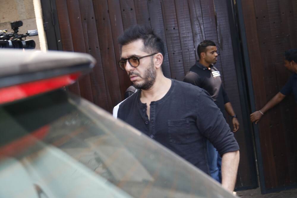 Producer Ritesh Sidhwani arrives at Anil Kapoor's residence Producer Ritesh Sidhwani arrives at Anil Kapoor's residence