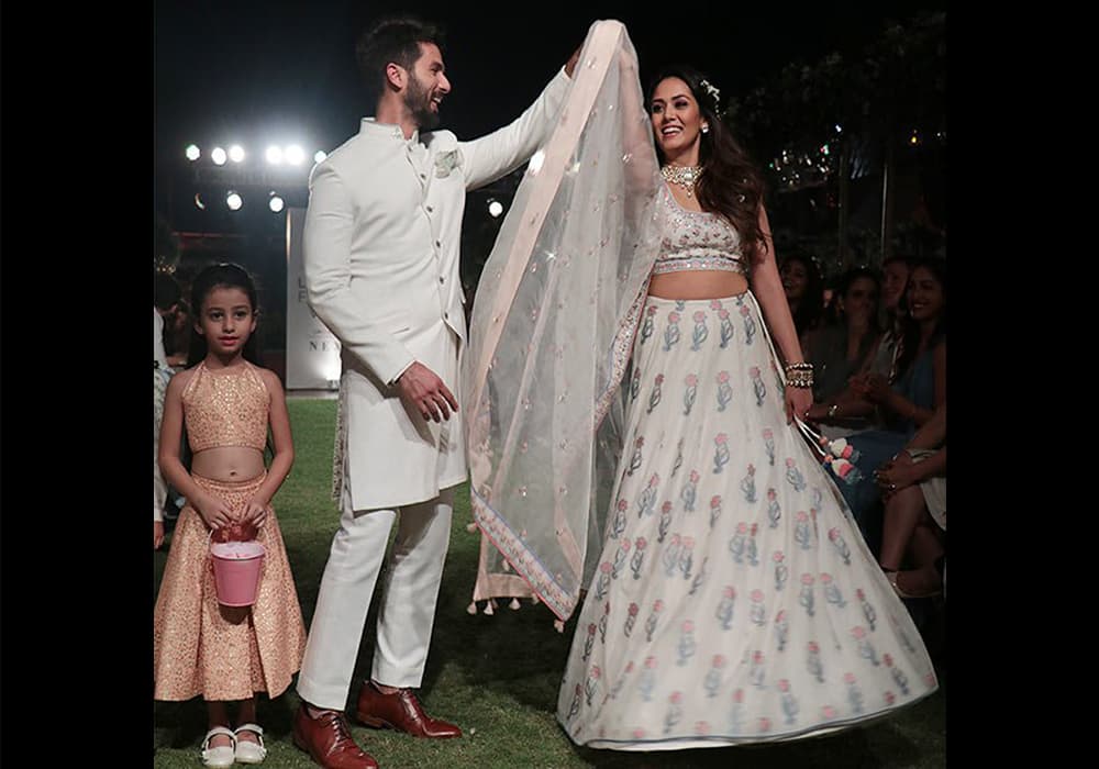 Shahid Kapoor twirled his wife Mira Rajput at LFW 2018 Shahid Kapoor twirled his wife Mira Rajput at LFW 2018