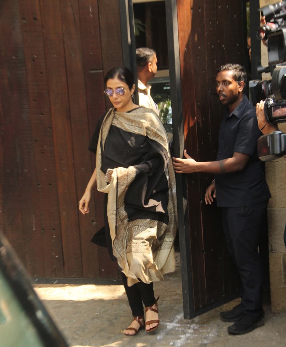 Tabu arrives at Anil Kapoor's residence to offer her condolences Tabu arrives at Anil Kapoor's residence to offer her condolences