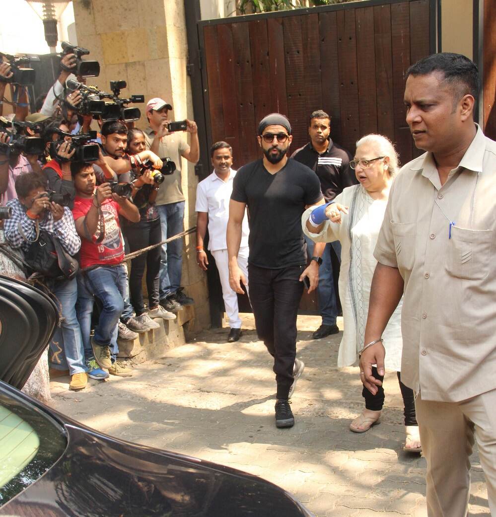 Actor-director Farhan Akhtar spotted at Anil Kapoor's residence Actor-director Farhan Akhtar spotted at Anil Kapoor's residence