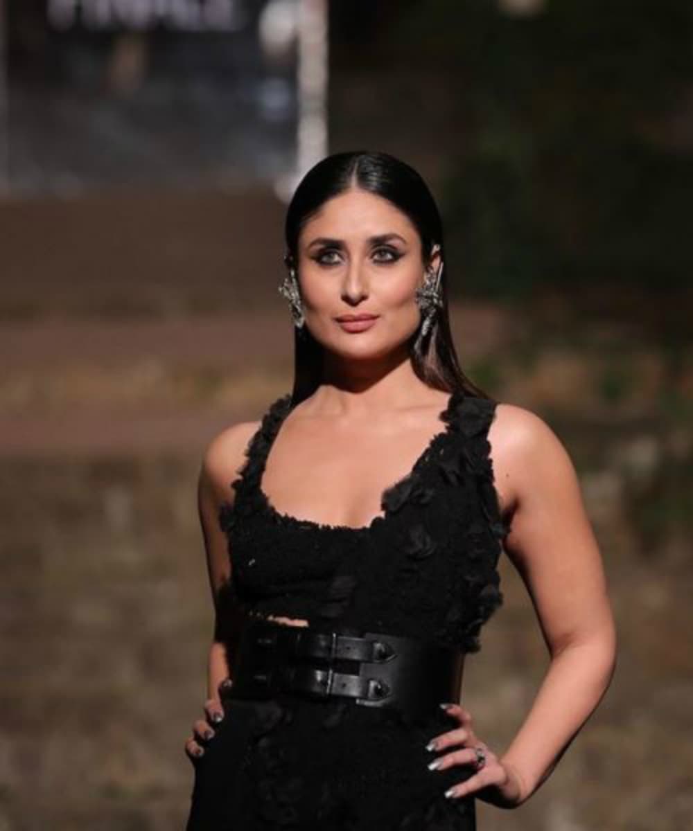 Kareena Kapoor Khan was the show stopper for Anamika Khanna label Kareena Kapoor Khan was the show stopper for Anamika Khanna label