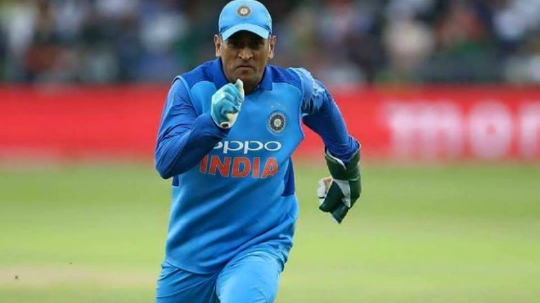 MS Dhoni Shakes Hand With a Young Fan, Watch Video