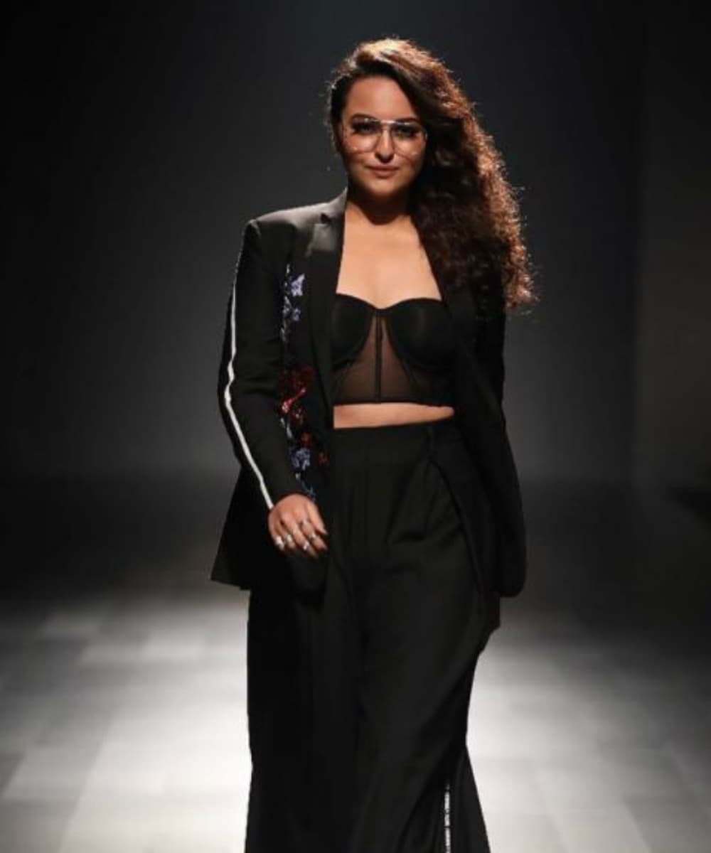 Sonakshi Sinha walked the ramp for Falguni Shane Peacock's collection. Sonakshi Sinha walked the ramp for Falguni Shane Peacock's collection.