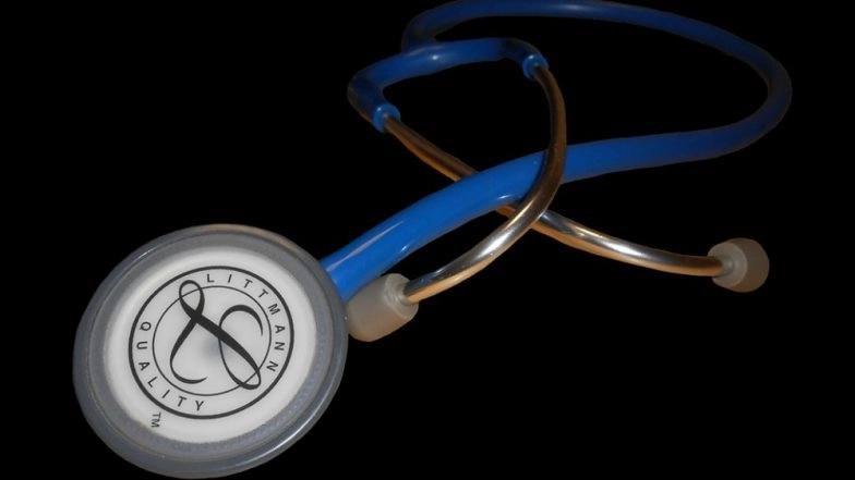 Uttar Pradesh Medical Apathy: Mother Denied Ambulance to Carry Body of 9-Year-Old Son in Shahjahanpur, DC Orders Probe