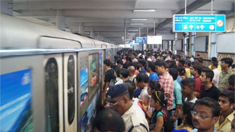 Kolkata: Woman Attempts Suicide by Jumping in Front of Metro Train on Kavi Subhash, Services Hit Kolkata: Woman Attempts Suicide by Jumping in Front of Metro Train on Kavi Subhash, Services Hit