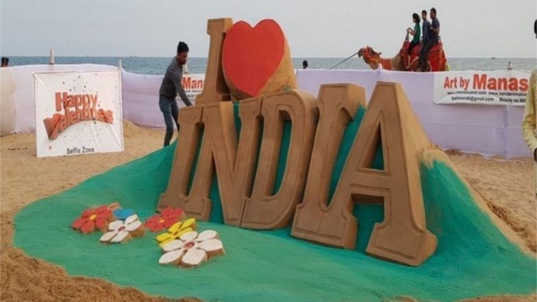Valentine's Day 2018: Sand Artist Manas Sahoo Turned Puri Sea Beach Into Beautiful 'Selfie Point'