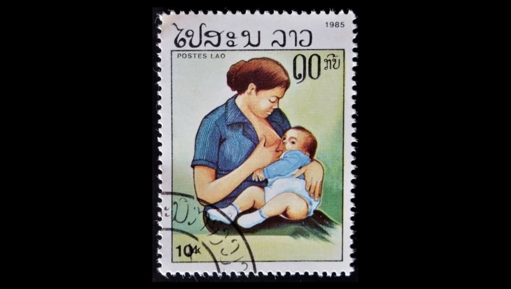 This postal stamp centered on breastfeeding is also from the 80s, like its Indian counterpart. This postal stamp centered on breastfeeding is also from the 80s, like its Indian counterpart.