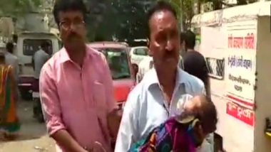 Patna: Man Carries Ailing Child in Arms With an Oxygen Cylinder After Being Denied Stretcher by Hospital