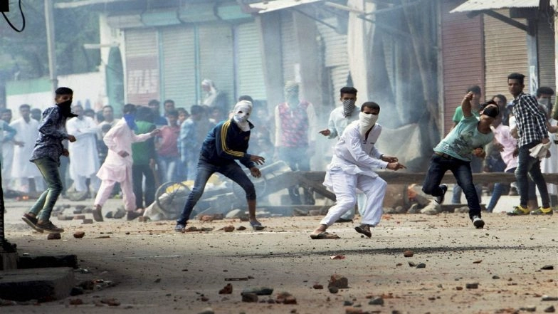 Stones Pelted at Security Forces Vehicle in Jammu and Kashmir's Shopian; Watch Video