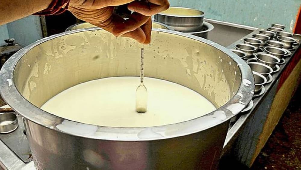 Uttar Pradesh: 1 Litre Diluted Milk Served to 81 Kids in Government School Uttar Pradesh: 1 Litre Diluted Milk Served to 81 Kids in Government School