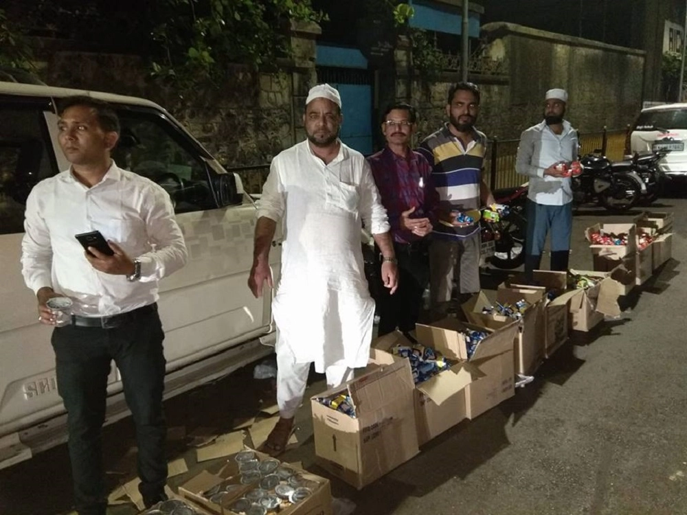 At 4:30 am, the farmers marching enroute to Azad Maidan were offered breakfast by volunteers of the Rahmania group. (Image: Facebook/Ram Ramakumar)
