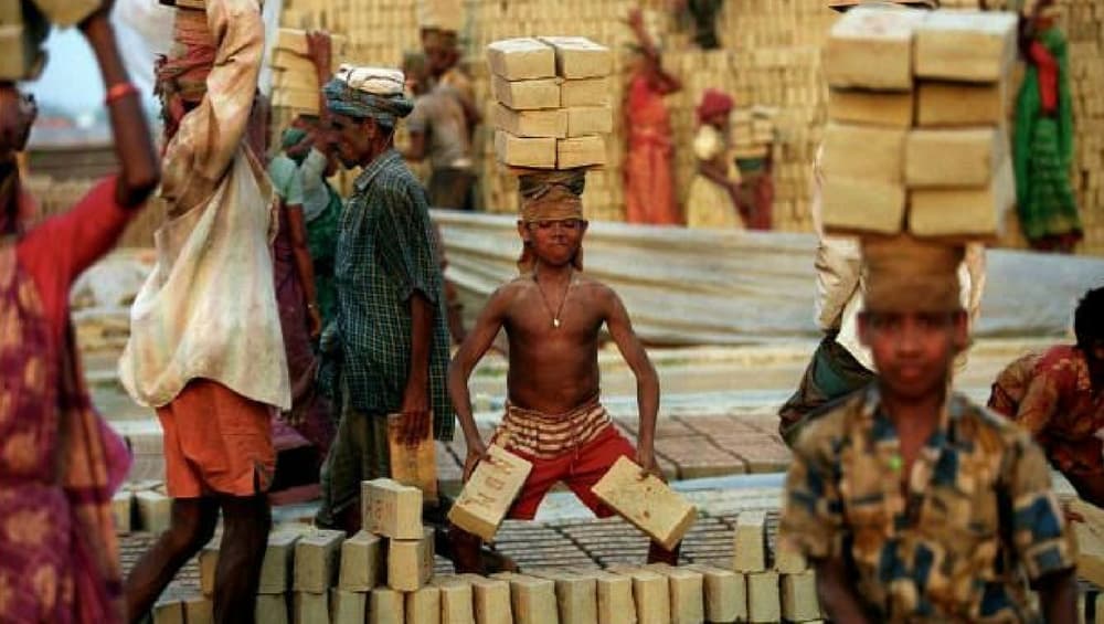 Gujarat Sees Mass Exodus of Migrant Labourers From Madhya Pradesh Amid COVID-19 Lockdown Gujarat Sees Mass Exodus of Migrant Labourers From Madhya Pradesh Amid COVID-19 Lockdown
