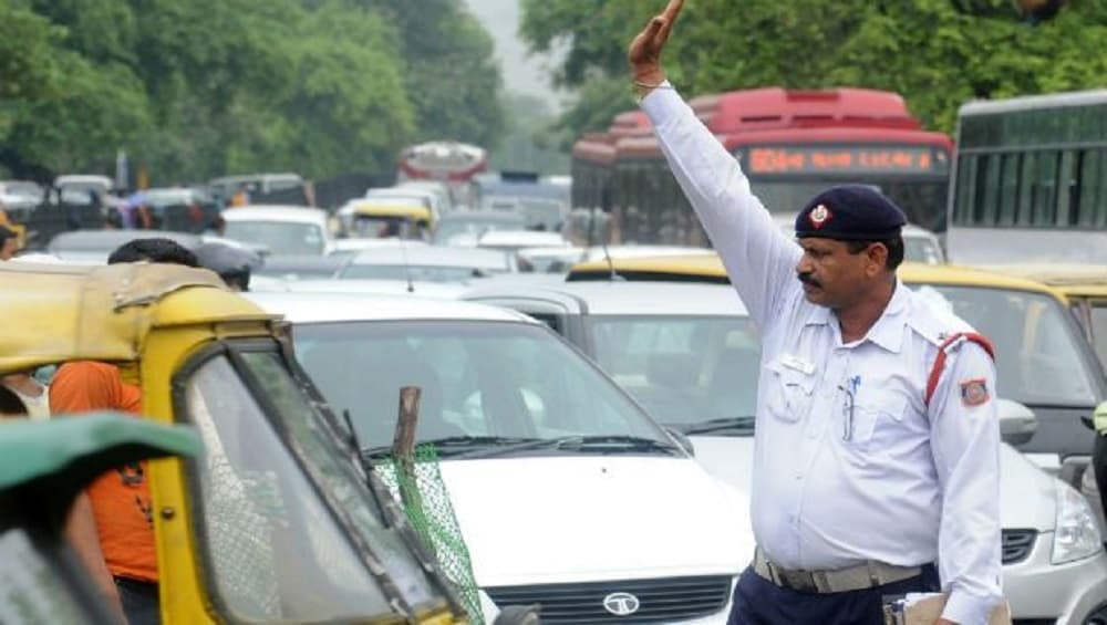 Christmas 2019: Goa Traffic Police Turn Santa Claus to Educate Traffic Violators Christmas 2019: Goa Traffic Police Turn Santa Claus to Educate Traffic Violators
