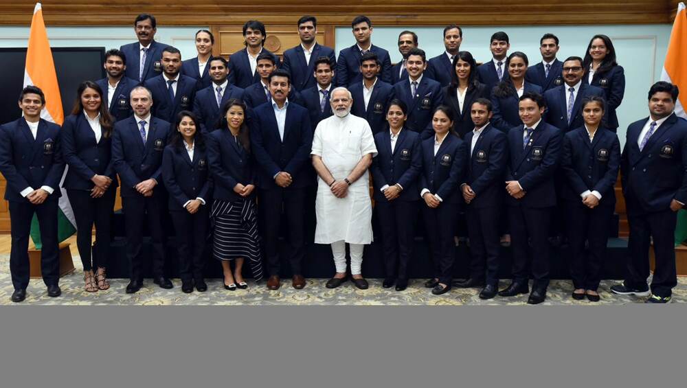 D: Prime Minister Narendra Modi Striking a Pose with Winning Members of Indian Team at CWG 2018. D: Prime Minister Narendra Modi Striking a Pose with Winning Members of Indian Team at CWG 2018.