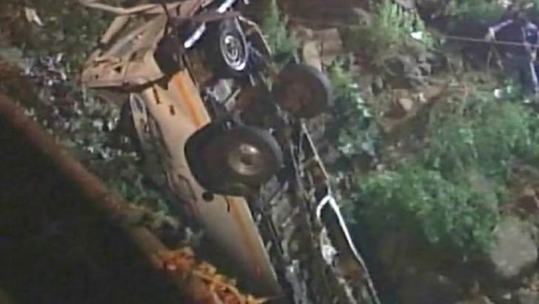 Jammu and Kashmir: 10 Tourists Injured as Mini Bus Overturns Near Chenani-Nashri Tunnel