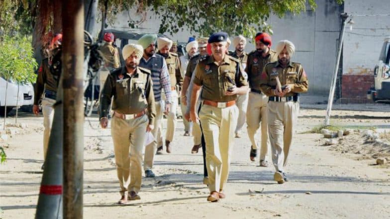 Haryana: 7 Bathinda Policemen Injured After Attack by Suspected Drug Peddlers And Villagers in Sirsa, Act Caught on Video Haryana: 7 Bathinda Policemen Injured After Attack by Suspected Drug Peddlers And Villagers in Sirsa, Act Caught on Video