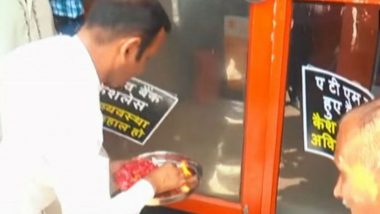 ATM Cash Crunch Makes The Machine 'ATM Deva' as Kanpur Shopkeepers Perform Aarti, Video Goes Viral