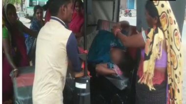 Uttar Pradesh: Neglected by Hospitals, Woman Delivers Baby Roadside in Shravasti District