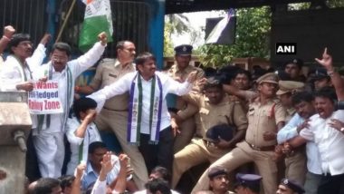 Andhra Pradesh Special Status Row: YSR Congress Workers Stage Rail Roko to Protest Against Centre