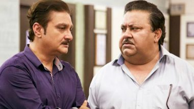 Khajoor Pe Atke Movie Review: Vinay Pathak and Manoj Pahwa's Situational Comedy is Total Paisa Vasool Entertainment