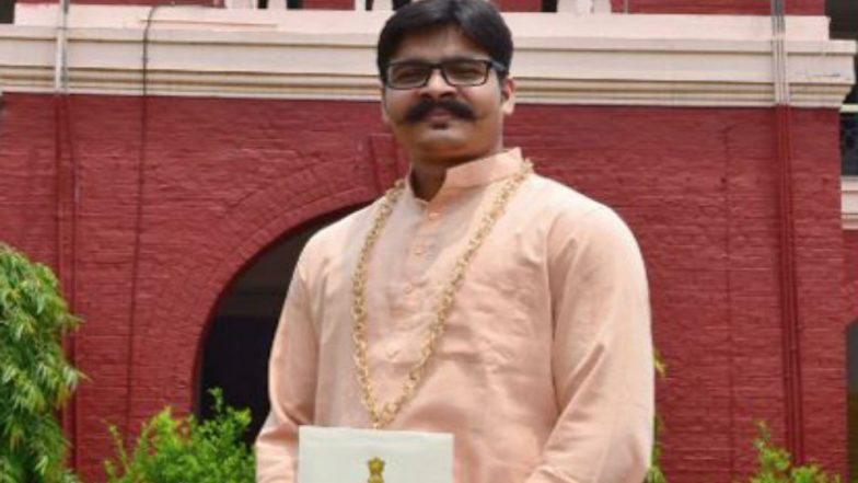 Narendra Modi Gifted Gold-Coloured Garland to IIT Student After Requested on Twitter