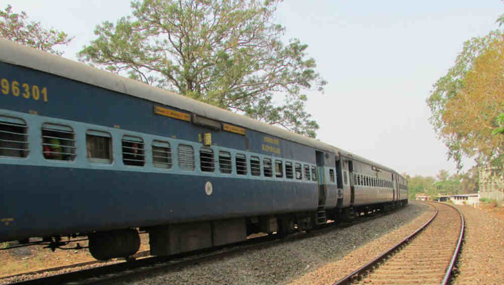 Delhi: Angry Protesters Pelt Stones on Passing Trains After 1 Person Gets Mowed to Death; 15 Trains Stopped Near Tughlakabad Delhi: Angry Protesters Pelt Stones on Passing Trains After 1 Person Gets Mowed to Death; 15 Trains Stopped Near Tughlakabad