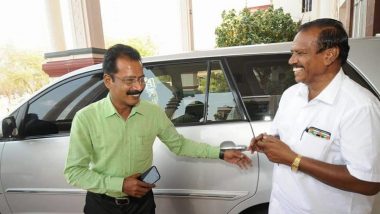 Tamil Nadu: Karur District Collector Becomes Chauffeur For His Driver on his Retirement Day as Gesture of Thanks