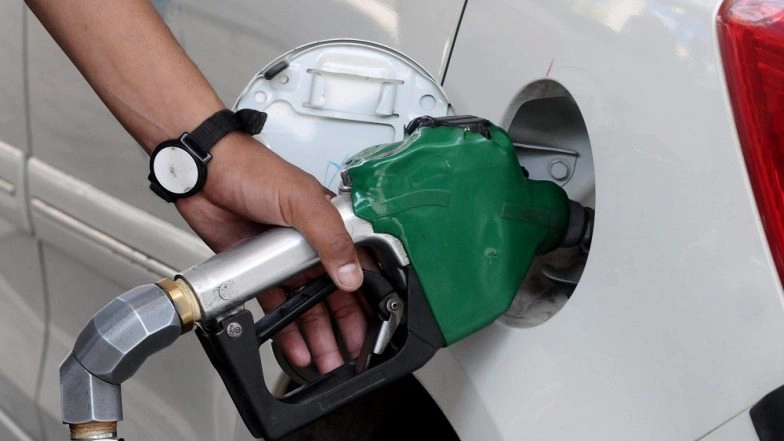 Fuel Rates in India on August 24, 2020: Petrol Prices Rise to Rs  81.62/Litre in Delhi, Rs 88.28/Litre in Mumbai; Check Petrol And Diesel Prices in Metro Cities