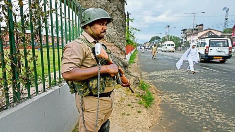 Jammu & Kashmir: Stones Pelted at CRPF Vehicle Near Kralpora, Say Police