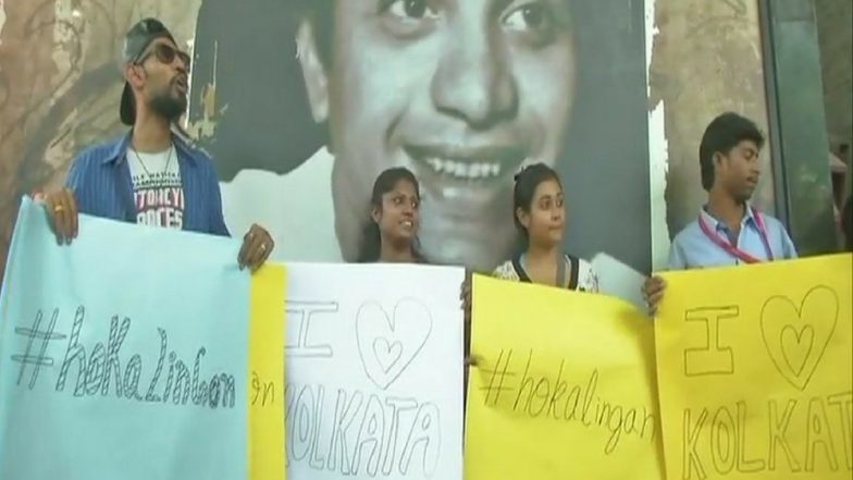Couple Thrashed in Kolkata Metro: Youngsters Protest Outside Dum Dum Metro Station With Free Hugs
