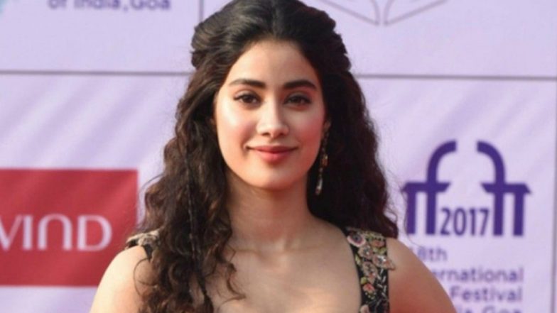 This Video of Janhvi Kapoor Getting Mobbed by Fans Is Breaking the Internet