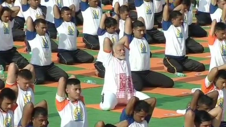 International Day of Yoga 2019:  PM Narendra Modi Performs Tadasana; How to Perform the Asana for Perfect Abs and Posture