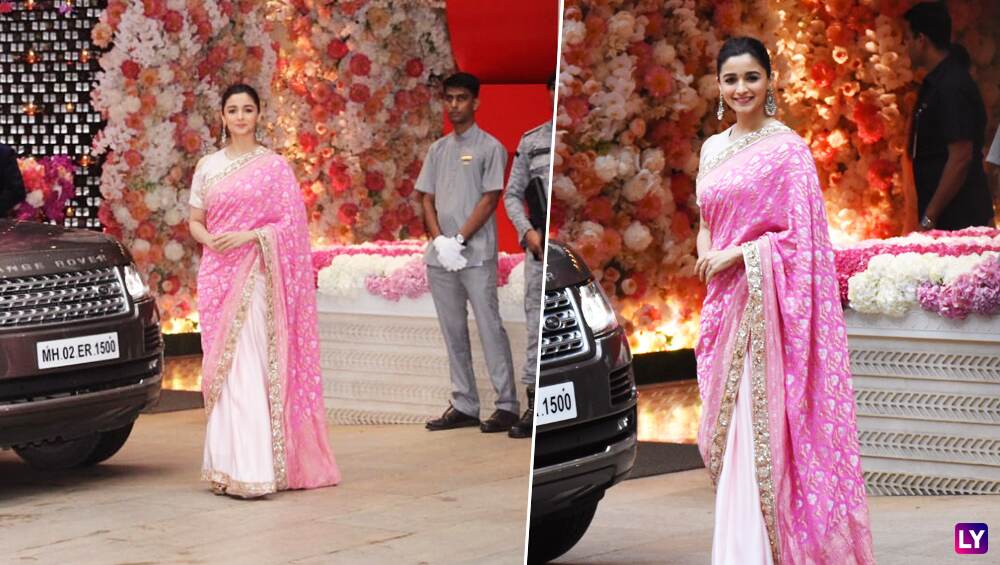 Alia Bhatt looked ethnic in Manish Malhotra saree. Alia Bhatt looked ethnic in Manish Malhotra saree.