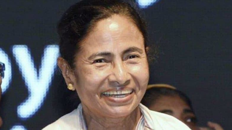 Mamata Banerjee Runs Into PM Narendra ModiтАЩs Wife Jashodaben at Kolkata Airport, Gifts Her a Saree Mamata Banerjee Runs Into PM Narendra ModiтАЩs Wife Jashodaben at Kolkata Airport, Gifts Her a Saree