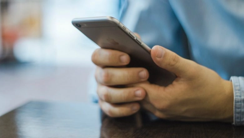 Mobile Phone Services Restored After 3 Days in Kashmir