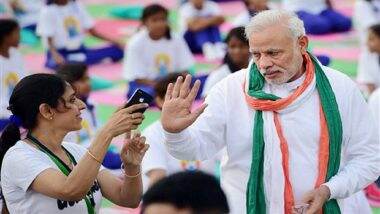 International Day of Yoga 2018 Live Streaming: Watch PM Modi Leading Over 60,000 Yoga Performers in Dehradun