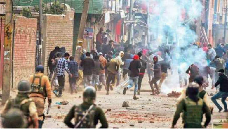 Jammu and Kashmir: Clash Erupts Between Stone Pelters and Security Personals Near Gunfight Site in Shopian Jammu and Kashmir: Clash Erupts Between Stone Pelters and Security Personals Near Gunfight Site in Shopian