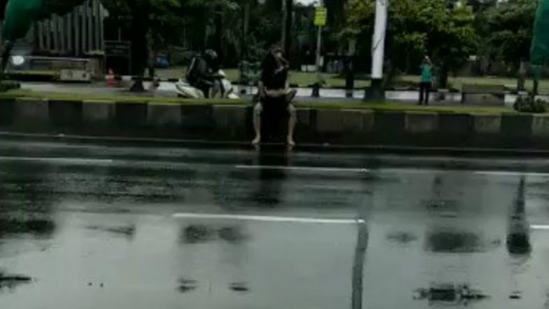 Mumbai: Couple Have Sex at Crowded Marine Drive, Police Hunt for Man (Watch Video)