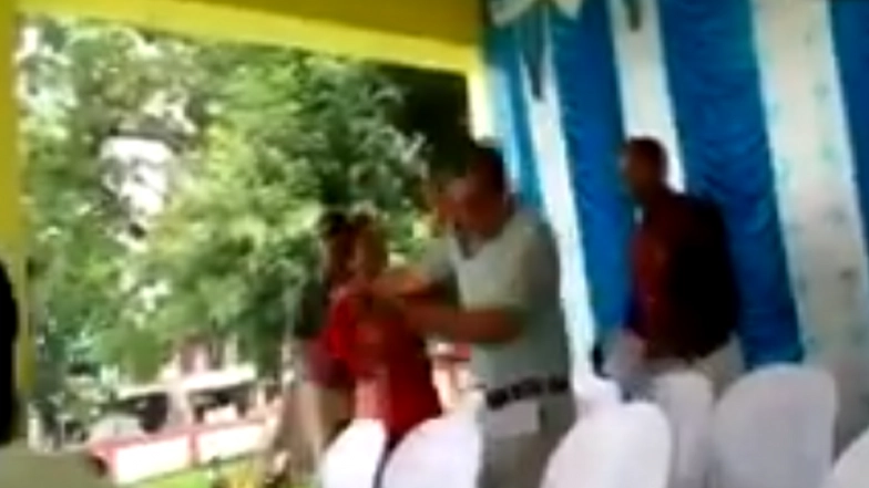 Watch Video: Former Block President Ranjita Paraste of Dindori's Karanjia in MP Slaps Chief Executive Officer of Janpad Panchyat Over Heated Argument