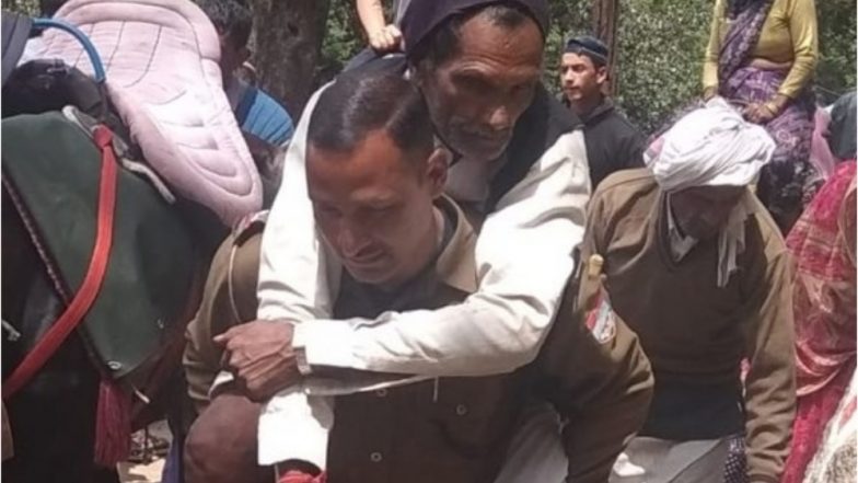 Uttarakhand Cop Saves Life of An Ageing Pilgrim Who Suffered Heart Attack, Carries the Old Man on His Back