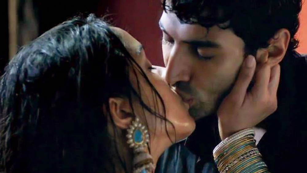 Shraddha Kapoor and Aditya Roy Kapur kissed in the breakthrough film  Aashiqui 2. | International Kissing Day 2018: Vinod Khanna â€“ Madhuri Dixit  to Ranveer Singh â€“ Vaani Kapoor - Ten of