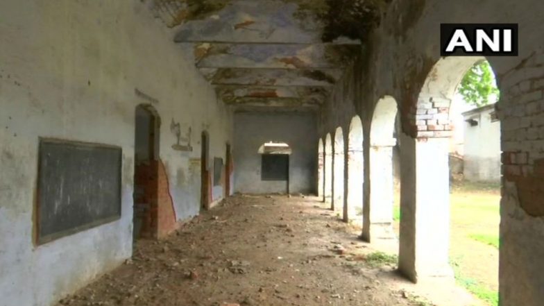 Faizabad: Poor School Building Condition Forces Students of Classes 1-8 Share One Room