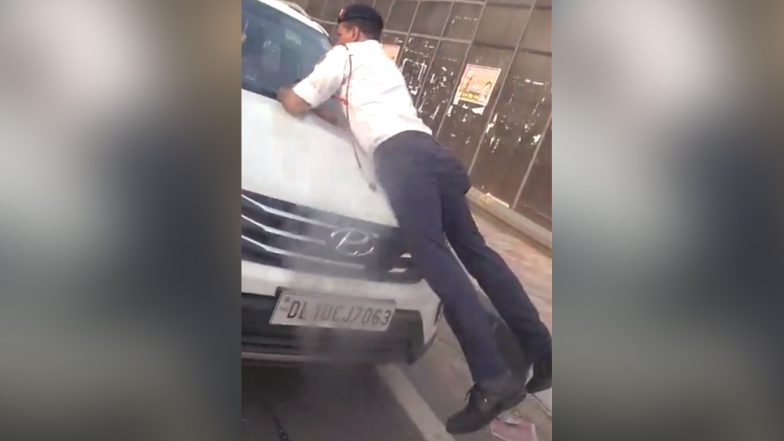 Watch Video: Delhi Traffic Cop Risks His Life, Clings Onto SUV’s Bonnet to Stop Man From Getting Past Police Check Post