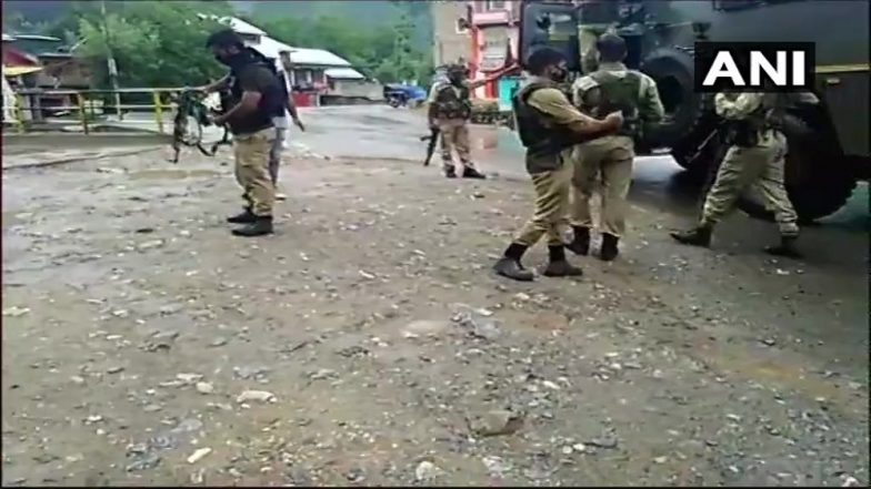 Jammu And Kashmir: Terrorists Attack Police Party in Khanyar at Shiraaz Chowk Area of Srinagar; 2 Injured