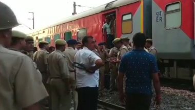 Howrah - New Delhi Rajdhani Express Bomb Scare: Train Vacated and Halted at Ghaziabad After Threat Call, Bomb Squad Pressed Into Service