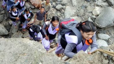 Students Use Rope Ladder to Climb a Hillock in Uttarakhand’s Chamoli to Reach School, Watch Pics of Kids Risking Their Lives