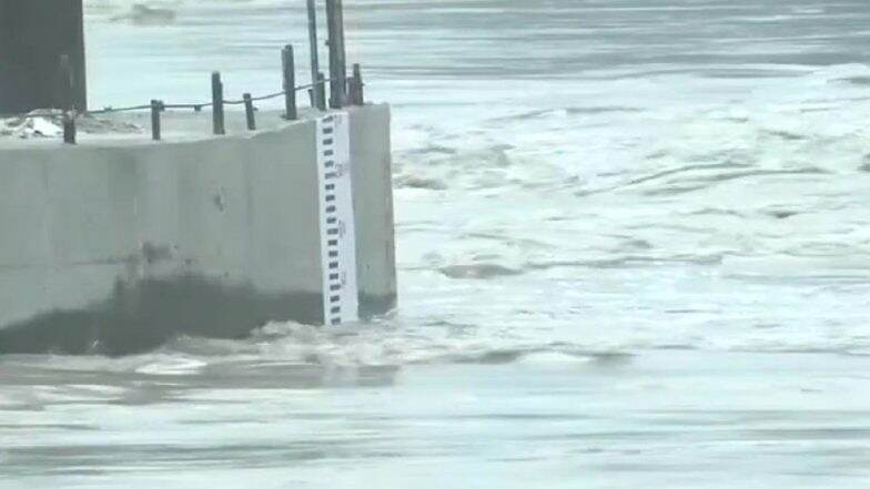Yamuna River Crosses 'Danger Mark' As Water-Level Rises to 205.33 Metres, Delhi on Flood Alert Yamuna River Crosses 'Danger Mark' As Water-Level Rises to 205.33 Metres, Delhi on Flood Alert
