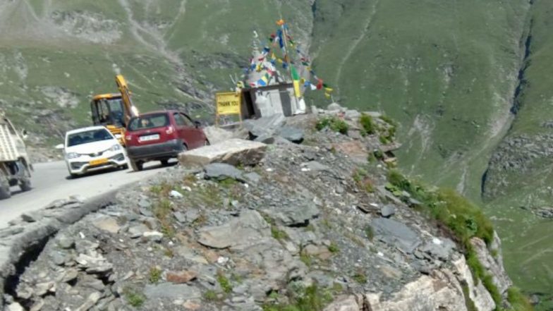 Himachal Pradesh: Two Dead After Car Rolls Down a Cliff Near Manali’s Rohtang in Kullu